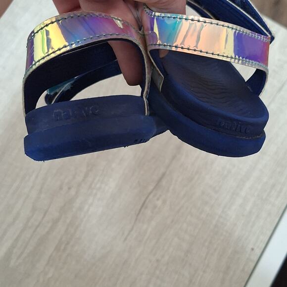 Native toddler girls 9 Charley Holographic navy silver strap sandals - Picture 3 of 5
